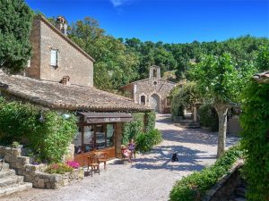 Ein Café, ganz für Johnny Depp allein. Doch damit ist nun Schluss. Der US-amerikanische Schauspieler verkauft sein Anwesen in der Provence. Foto: www.sothebysrealty.com