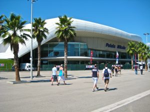 Das Palais Nikaia ist eine Mehrzweckhalle in der französischen Hafenstadt Nizza, die im April 2001 eröffnet wurde. Foto: By Renzo Giusti [CC BY-SA 2.0 (https://creativecommons.org/licenses/by-sa/2.0)], via Wikimedia Commons