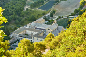 Abtei Sénanque im Luberon in einem bewaldeten Tal der Provence