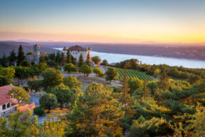 Aiguines mit Schloss und Blick auf den Lac de Sainte-Croix bei Sonnenuntergang