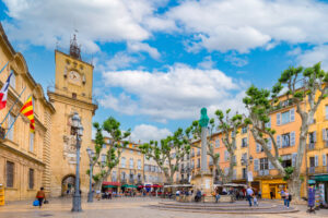Zentraler Platz in Aix-en-Provence mit Menschen vor dem Rathaus.