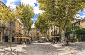 Schattiger Platz in der Altstadt von Aix-en-Provence mit Cafés und Platanen