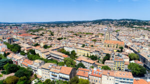 Luftaufnahme der Altstadt von Aix-en-Provence mit roten Dächern