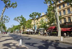 Der Cours Mirabeau ist ein Boulevard im Stadtzentrum. Die Straße stellt die touristische Flaniermeile der Stadt dar.