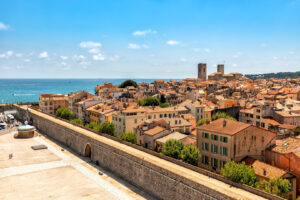 Altstadt von Antibes an der Côte d’Azur mit Stadtmauer, roten Dächern und Blick auf das Mittelmeer