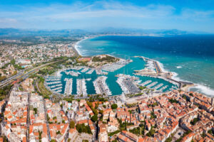 Luftaufnahme von Antibes mit Altstadt, Port Vauban, Fort Carré und Mittelmeerküste