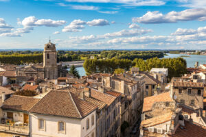 Blick über die Dächer von Arles zur Rhône und ins grüne Umland