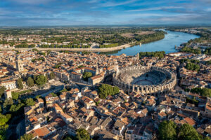 Luftaufnahme von Arles in der Provence – historische Altstadt am Ufer der Rhône in Südfrankreich.
