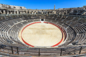 Innenansicht des Amphitheaters von Arles mit Blick auf die Arena und die Sitzreihen.