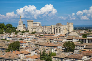 Blick auf Avignon in Südfrankreich – historische Altstadt mit Papstpalast.