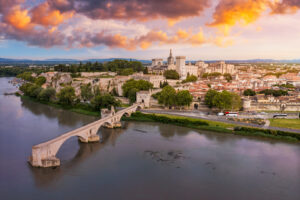 Pont Saint-Bénézet über der Rhône und Papstpalast in Avignon bei Abendlicht
