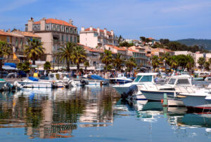 Yachthafen von Bandol mit Booten, Promenade und Altstadt am Wasser