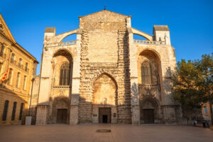 Fassade der Basilika Sainte-Marie-Madeleine in Saint-Maximin-la-Sainte-Baume