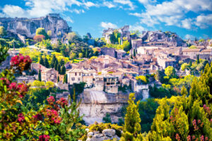 Les Baux-de-Provence mit historischen Steinhäusern und Burgruinen auf dem Felsplateau der Alpilles