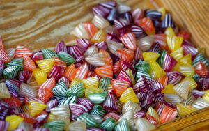 Bunte, weiß gestreifte Berlingot-Bonbons aus Carpentras