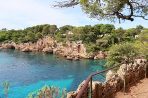Billionaires’ Bay am Cap d’Antibes mit Felsen, Pinien, türkisfarbenem Wasser und Küstenweg