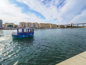 Blaues Passagierboot vor den Uferhäusern von Martigues