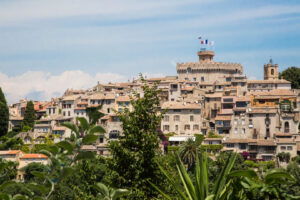 Blick auf Haut-de-Cagnes mit Château Grimaldi über den Dächern der Altstadt