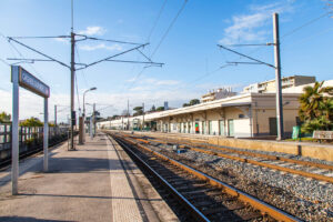 Bahnhof Cagnes-sur-Mer mit Bahnsteigen und Gleisen an der Côte d’Azur