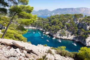 Traumhafte Calanques von Port Pin bei Cassis – türkisblaues Wasser, schroffe Felsen und mediterrane Vegetation.