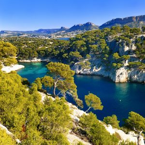Ruhige Calanque bei Cassis mit Kiesstrand, Segelbooten und steilen Felswänden