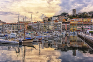 Alter Hafen von Cannes bei Abendlicht mit Segelbooten und Le Suquet im Hintergrund