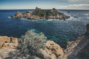 Zerklüftete Felsen am Cap Camarat bei Ramatuelle über dem dunkelblauen Mittelmeer