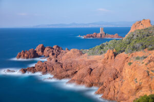 Rote Felsen am Cap Dramont bei Saint-Raphaël mit Blick auf die Île d’Or im Mittelmeer