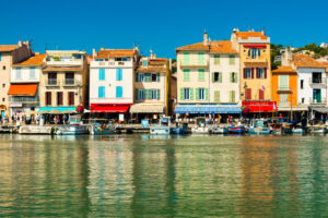 Fischerboote und farbige Häuser am alten Hafen von Cassis