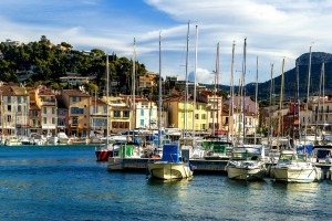 Die kleine Hafenstadt Cassis ist ein idyllisches Ziel an der französischen Mittelmeerküste.