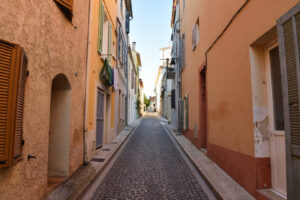 Schmale Gasse in der Altstadt von Cassis mit pastellfarbenen Häusern