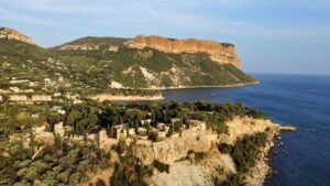 Luftbild von Cassis mit Château de Cassis, Cap Canaille und Mittelmeer