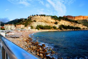 Plage de la Grande Mer mit blauem Meer, Felsen und Château de Cassis