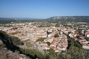 Blick auf Cavaillon am westlichen Rand des Luberon in der Provence