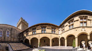 Innenhof des Château de l’Empéri in Salon-de-Provence mit Arkaden und historischem Turm