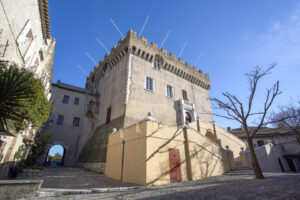 Château-Musée Grimaldi in Haut-de-Cagnes mit Treppe und blauem Himmel