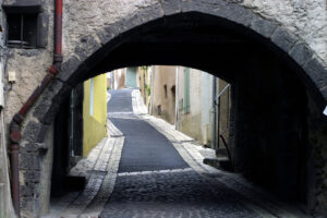 Historischer Durchgang in der Altstadt von Cogolin mit Blick in eine enge Gasse