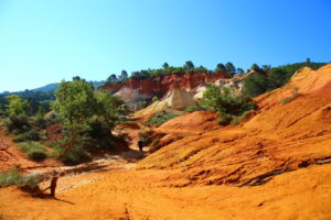 Farbige Ockerwände und Wanderweg im Colorado Provençal bei Rustrel