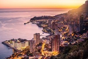 Monaco ist ein extrem dicht besiedelter Staat an der Côte d'Azur.