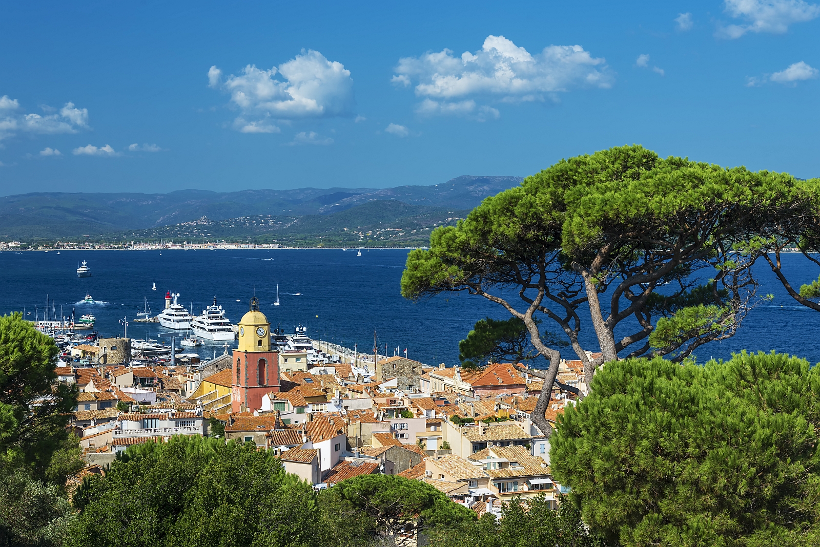 Der kleine Hafenort Saint-Tropez erfreut sich internationaler Beliebtheit.