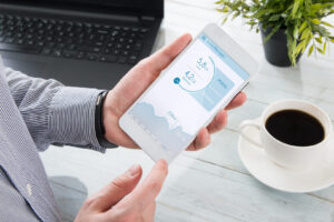 Mann prüft den Datenverbrauch auf seinem Smartphone