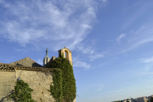 Notre-Dame-de-Beauvoir in Istres mit alter Steinmauer und blauem Himmel