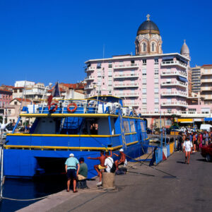 Fähre im Hafen von Saint-Raphaël mit Basilika Notre-Dame de la Victoire im Hintergrund