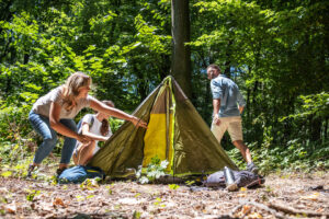 Familie präpariert Zelt im Wald