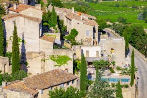 Natursteinhäuser in Gordes mit Pool, Straße und dicht angrenzenden Grundstücken