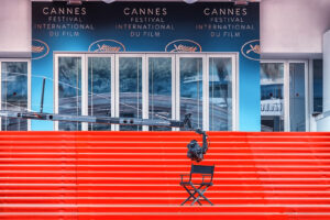 Rote Treppe des Filmfestivals in Cannes mit Regiestuhl vor dem Palais des Festivals