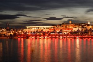 Vor allem abends ist der Blick auf das 'Palais des Festivals et des Congrès' atemberaubend schön.