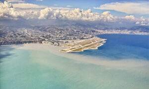 Luftaufnahme des Flughafens Nizza Côte d’Azur an der Mittelmeerküste
