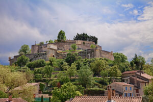 Historische Befestigung über den Dächern von Forcalquier in der Haute-Provence