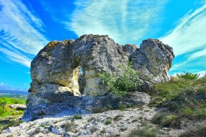 Felsformation Les Mourres bei Forcalquier unter blauem Himmel